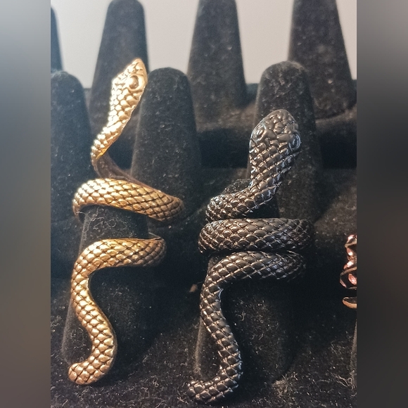 1 Early Betsey Johnson Ring, 2 Snakes Metal Snake Rings 1-1/4- 2in Long - Picture 4 of 14